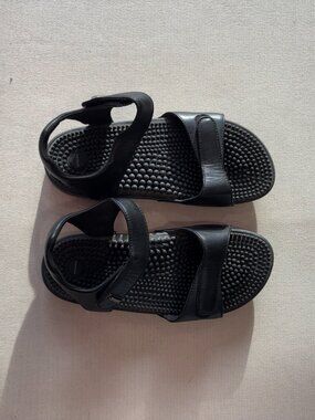 Kenkoh black leather sandals size 7 women's